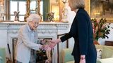 Bislang hat diese Zeremonie immer im Buckingham Palast stattgefunden. Insgesamt 14 Premierministerinnen und -minister hat die Queen während ihrer mehr als 70-jährigen Ära ernannt. Truss ist die 15.