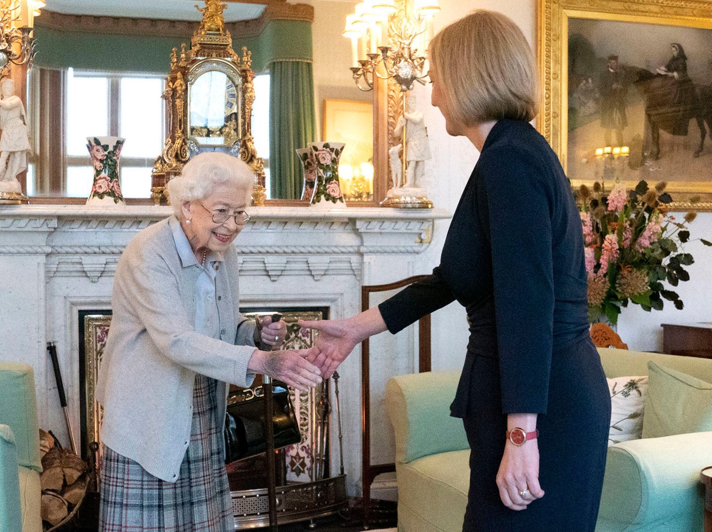 Bislang hat diese Zeremonie immer im Buckingham Palast stattgefunden. Insgesamt 14 Premierministerinnen und -minister hat die Queen während ihrer mehr als 70-jährigen Ära ernannt. Truss ist die 15.