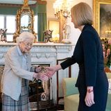 Bislang hat diese Zeremonie immer im Buckingham Palast stattgefunden. Insgesamt 14 Premierministerinnen und -minister hat die Queen während ihrer mehr als 70-jährigen Ära ernannt. Truss ist die 15.