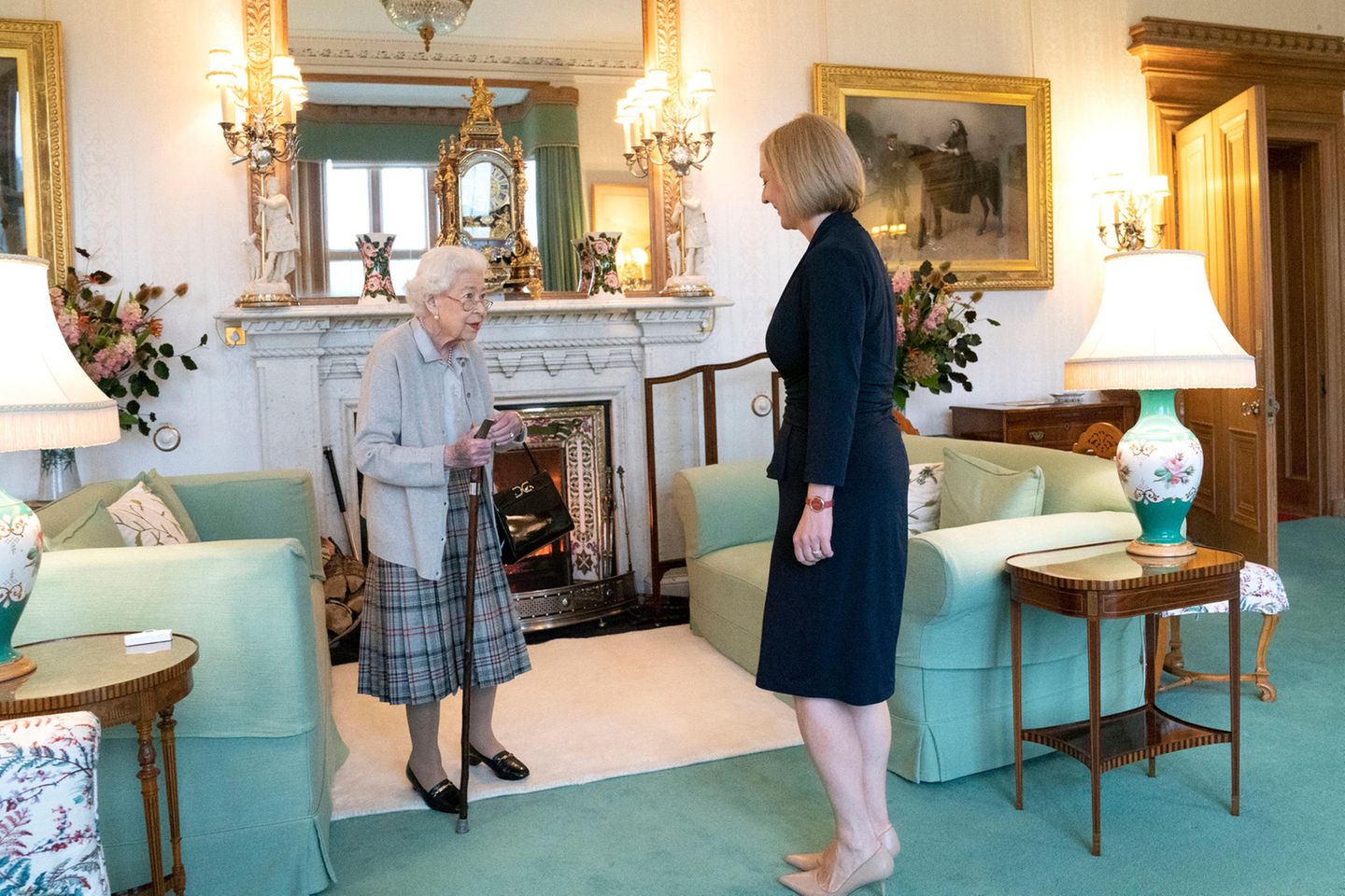 Schloss Balmoral: Zwei Tage nach diesen Bildern war das Königreich in höchster Aufruhr. "Nach einer weiteren Bewertung heute Morgen sind die Ärzte der Königin besorgt um die Gesundheit Ihrer Majestät und haben empfohlen, dass sie unter medizinischer Beobachtung bleibt", sagte ein Palastsprecher am Donnerstagmittag. Nur wenige Stunden später dann die traurige Gewissheit: Queen Elizabeth II. ist tot. Zwei Tage nach diesen Bildern war das Königreich in höchster Aufruhr. "Nach einer weiteren Bewertung heute Morgen sind die Ärzte der Königin besorgt um die Gesundheit Ihrer Majestät und haben empfohlen, dass sie unter medizinischer Beobachtung bleibt", sagte ein Palastsprecher am Donnerstagmittag. Nur wenige Stunden später dann die traurige Gewissheit: Queen Elizabeth II. ist tot.