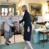 Liz Truss macht den königlichen Hofknicks. Die Queen schüttelt der neuen Regierungschefin die Hand. Kurz hatte der scheidende Premierminister Boris Johnson auf Schloss Balmoral ebenfalls die Queen getroffen. Die Monarchin hatte ihn formell aus dem Amt entlassen.
