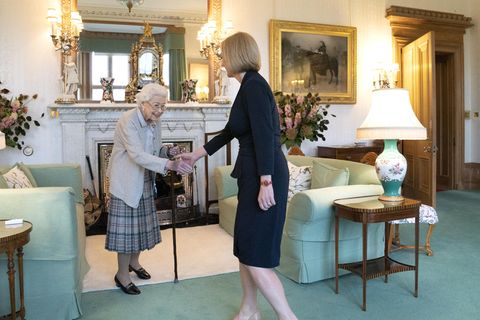 Liz Truss macht den königlichen Hofknicks. Die Queen schüttelt der neuen Regierungschefin die Hand. Kurz hatte der scheidende Premierminister Boris Johnson auf Schloss Balmoral ebenfalls die Queen getroffen. Die Monarchin hatte ihn formell aus dem Amt entlassen.
