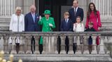 70 Jahre führte die Queen ihr Volk an. Das wurde 2022 groß gefeiert. Die Feierlichkeiten fanden ihr großes Finale am 5. und 6. Juni 2022. Nach dem Abschluss des viertägigen Festes erklärte sie: "Wenn es darum geht, 70 Jahre als Königin zu feiern, gibt es keinen Leitfaden, dem man folgen könnte. Es ist wirklich eine Premiere." Sie fügte in dem Statement, das unter anderem auf Instagram veröffentlicht wurde, hinzu: "Aber ich bin tief beeindruckt und tief berührt, dass so viele Menschen auf der Straße waren, um mein Platinjubiläum zu feiern." Wenig später, am 8. September 2022, verstarb die Königin auf Schloss Balmoral. 