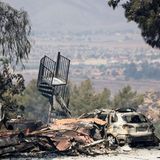Von diesem Haus ragt nur noch eine eiserne Wendeltreppe in die Höhe