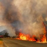Künstliche Schneise: Die Straße bremst die Ausbreitung der Flammen. In Kalifornien wüten seit Tagen zahlreiche Brände.