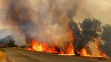 Künstliche Schneise: Die Straße bremst die Ausbreitung der Flammen. In Kalifornien wüten seit Tagen zahlreiche Brände.
