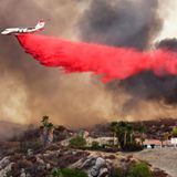 Da sieht dieser Einsatz schon vielversprechender aus: Ein Flugzeug lädt eine Ladung Löschmittel über Häusern in Hemet ab.