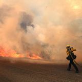 Ein Feuerwehrmann kämpft gegen das anstürmende Fairview-Feuer