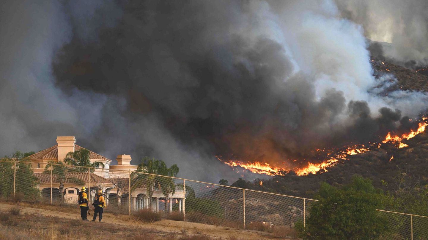 Auch diese Villa bei Hemet droht ein Raub der Flammen zu werden