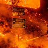 Das Feuer breitet sich an der Michigan Bluff Road in der Nähe der Gemeinde Michigan Bluff in Placer County aus
