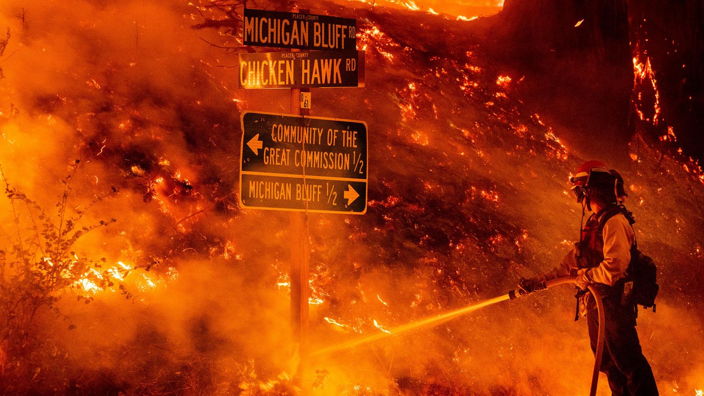 Das Feuer breitet sich an der Michigan Bluff Road in der Nähe der Gemeinde Michigan Bluff in Placer County aus