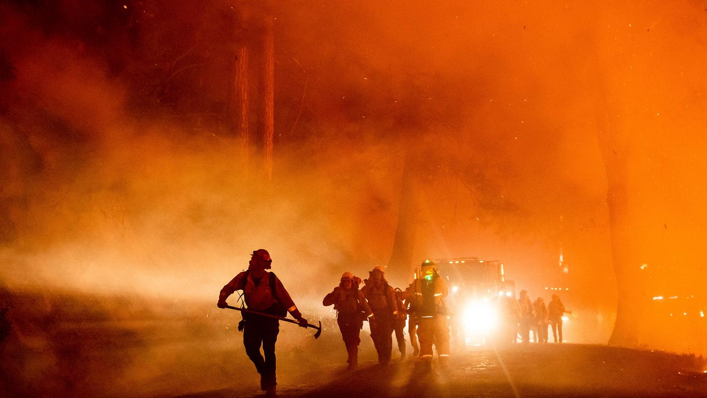 Einsatzkräfte machen sich auf in den Kampf gegen das Mosquito Fire in Placer County