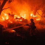 Beinahe verzweifelt wirkt dieser Löscheinsatz in Hemet. Ein Haus und ein Auto brennen bereits lichterloh