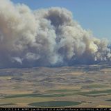 Dies hier ist das Mill Fire auf dem Antelope Mountain in der Nähe des Ortes Weed, aufgenommen mit einer Überwachungskamera der kalifornischen Feuerschutzbehörde
