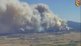 Dies hier ist das Mill Fire auf dem Antelope Mountain in der Nähe des Ortes Weed, aufgenommen mit einer Überwachungskamera der kalifornischen Feuerschutzbehörde