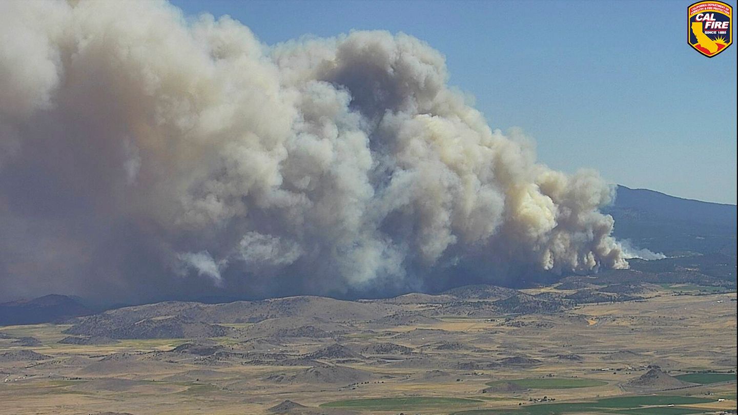 Dies hier ist das Mill Fire auf dem Antelope Mountain in der Nähe des Ortes Weed, aufgenommen mit einer Überwachungskamera der kalifornischen Feuerschutzbehörde