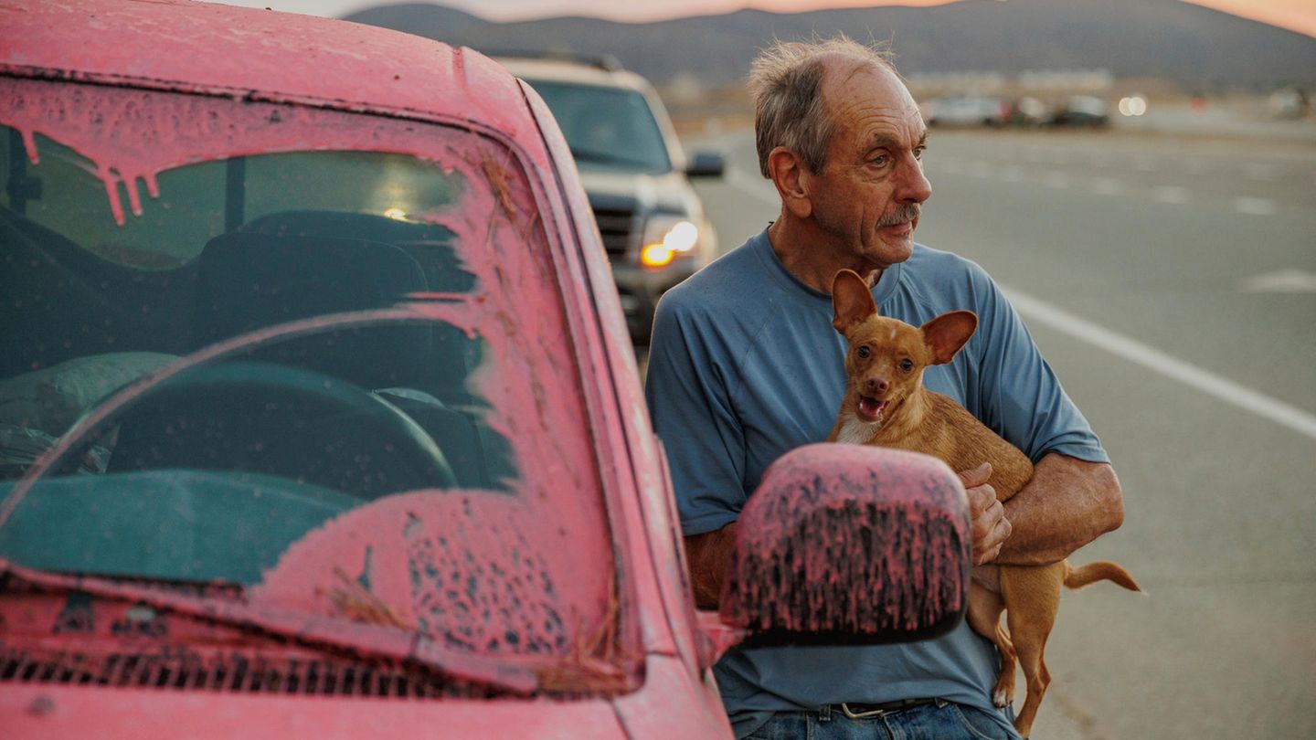 Rick Fitzpatrick mit seinem Hund, nachdem er aus dem Fairview-Feuer evakuiert wurde