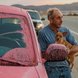 Rick Fitzpatrick mit seinem Hund, nachdem er aus dem Fairview-Feuer evakuiert wurde