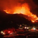 Bedrohlich nah: Das Fairview-Fire wütet auf einem Hügel über der Stadt Ort Hemet in Riverside County im US-Bundesstaat Kalifornien