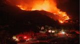 Bedrohlich nah: Das Fairview-Fire wütet auf einem Hügel über der Stadt Ort Hemet in Riverside County im US-Bundesstaat Kalifornien