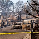 Vom Mill Fire zerstörte Fahrzeuge und Häuser in einem Wohnviertel