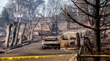 Vom Mill Fire zerstörte Fahrzeuge und Häuser in einem Wohnviertel