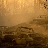Was die Brände übrig lassen: Verbrannte Fahrzeuge stehen auf einer Lichtung in Placer County