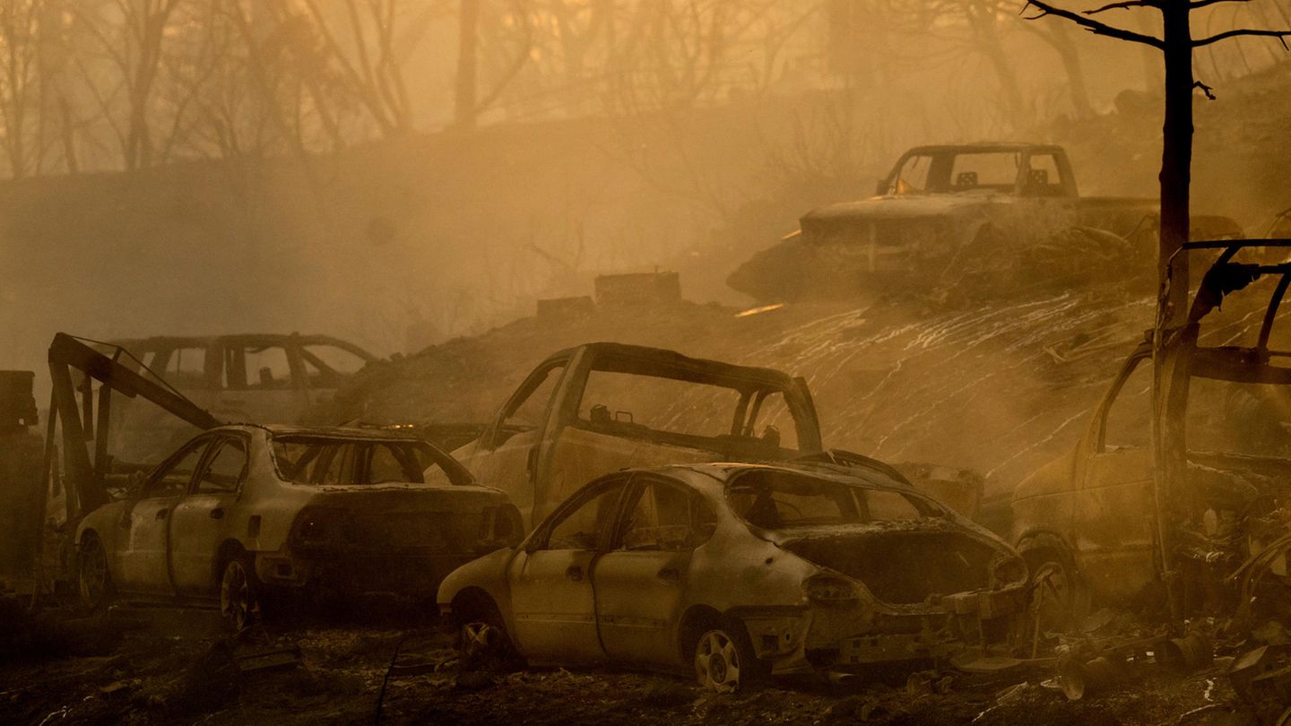 Was die Brände übrig lassen: Verbrannte Fahrzeuge stehen auf einer Lichtung in Placer County