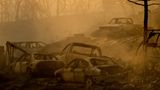 Was die Brände übrig lassen: Verbrannte Fahrzeuge stehen auf einer Lichtung in Placer County