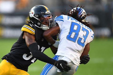 Justin Layne (l.) von den Pittsburgh Steelers tacklet Kalil Pimpleton von den Detroit Lions während einer Partie Ende August