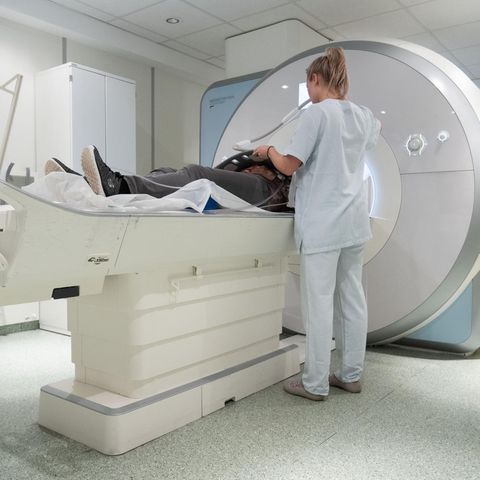 Frau im MRT