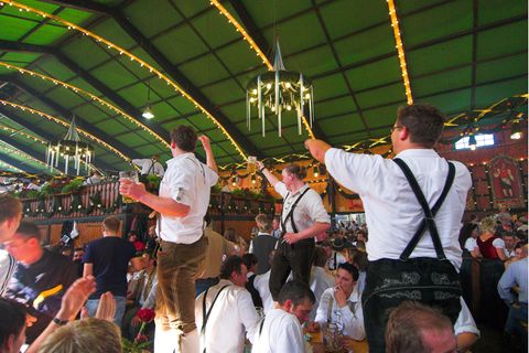 Menschen auf dem Oktoberfest