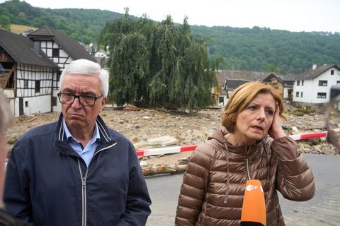 Flut im Ahrtal: Die rheinland-pfälzische Ministerpräsidentin Malu Dreyer und Innenminister Roger Lewentz (beide SPD) stehen in der Kritik