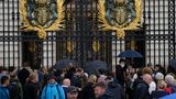 Zahlreiche Menschen in London versammeln sich vor den Toren des Buckingham Palastes. 