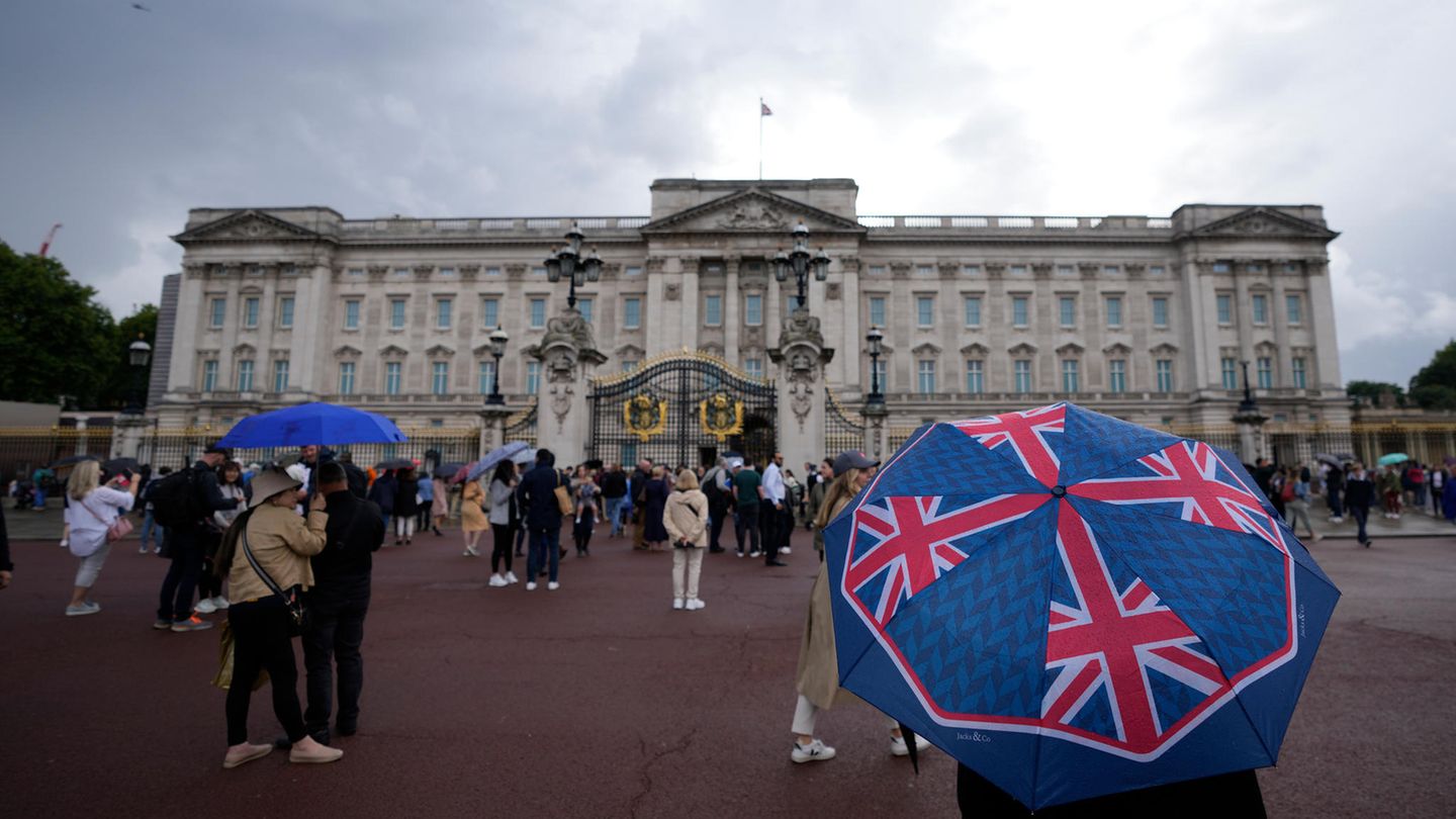 Im Laufe des Tages haben sich immer mehr Menschen vor dem Buckingham Palast versammelt, um ihr Mitgefühl auszudrücken.