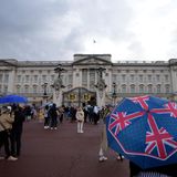 Im Laufe des Tages haben sich immer mehr Menschen vor dem Buckingham Palast versammelt, um ihr Mitgefühl auszudrücken.