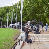 Auch die britische Presse hat sich im Laufe des Tages vor dem Buckingham Palast eingefunden. 