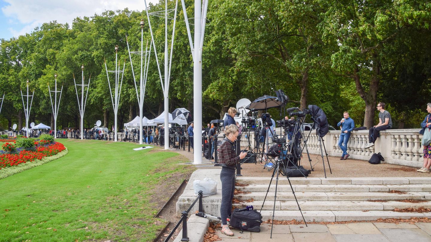 Auch die britische Presse hat sich im Laufe des Tages vor dem Buckingham Palast eingefunden. 