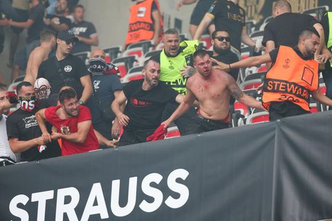 Fans des 1. FC Köln und des OGC Nizza geraten im Stadion in Nizza aneinander