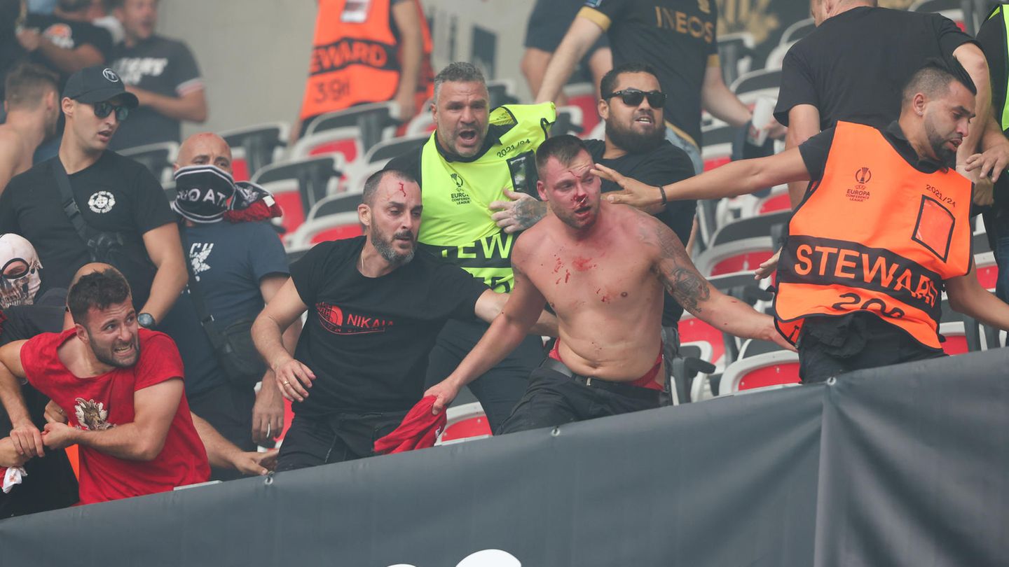 Fans des 1. FC Köln und des OGC Nizza geraten im Stadion in Nizza aneinander