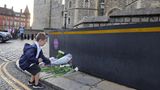 Etliche Londoner kommen zum Palast und legen Blumen für die Queen nieder.