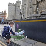 Etliche Londoner kommen zum Palast und legen Blumen für die Queen nieder.
