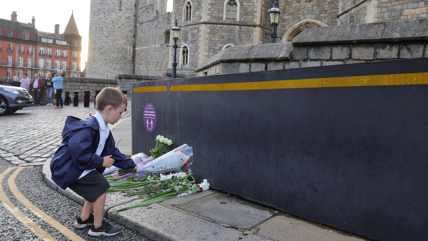 Etliche Londoner kommen zum Palast und legen Blumen für die Queen nieder.