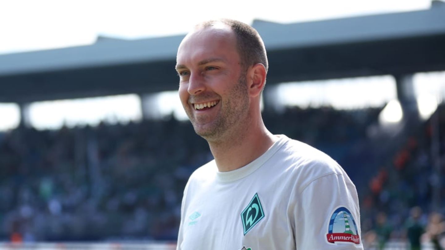 Werder-Cheftrainer Ole Werner am Spielfeldrand