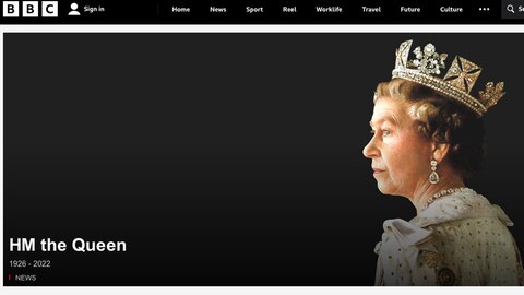 Der britische TV-Sender BBC hat seinen Auftritt am Todestag der Queen in schwarz gestaltet.