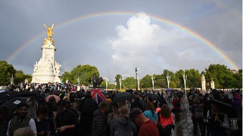 Vor dem Buckingham Palast hatten sich am Nachmittag zahlreiche Menschen versammelt