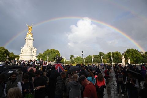 Vor dem Buckingham Palast hatten sich am Nachmittag zahlreiche Menschen versammelt