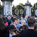 Nachdem die Todesnachricht der Queen bekanntgegeben wurde, sind hunderte Menschen zum Buckingham Palast geströmt – die Trauer war ihnen ins Gesicht geschrieben.