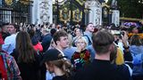 Nachdem die Todesnachricht der Queen bekanntgegeben wurde, sind hunderte Menschen zum Buckingham Palast geströmt – die Trauer war ihnen ins Gesicht geschrieben.