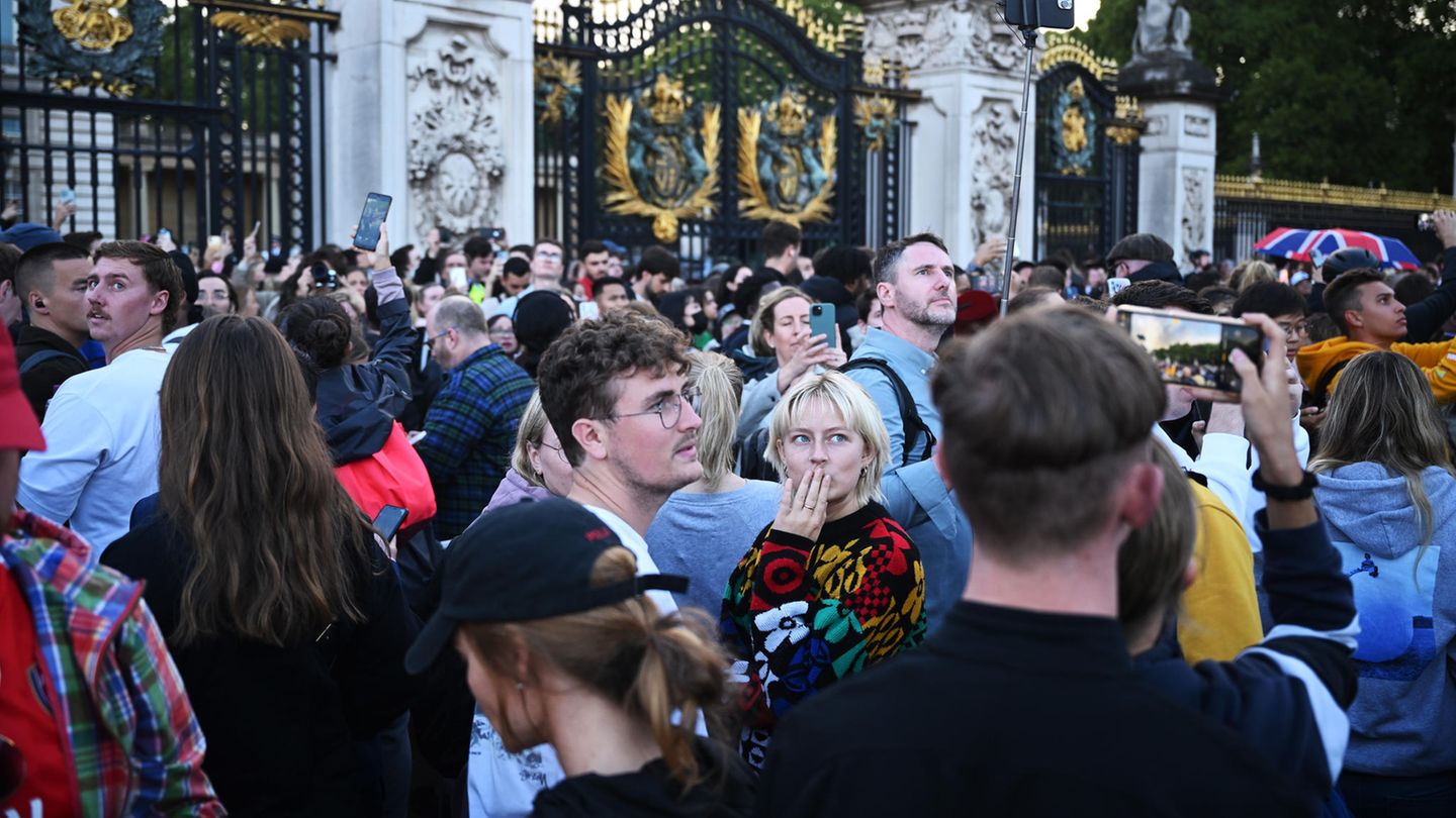 Nachdem die Todesnachricht der Queen bekanntgegeben wurde, sind hunderte Menschen zum Buckingham Palast geströmt – die Trauer war ihnen ins Gesicht geschrieben.